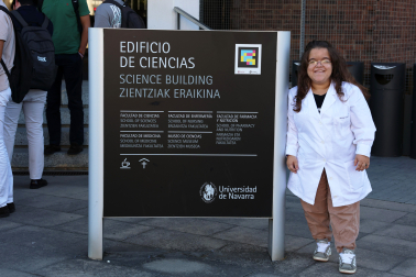 Maia posa con 25 años en la entrada del edificio de Ciencias de la Universidad de Navarra.