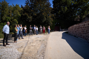 Visita a las obras de recuperación de las antiguas murallas de Burguete