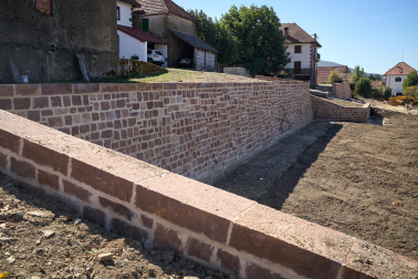 Visita a las obras de recuperación de las antiguas murallas de Burguete