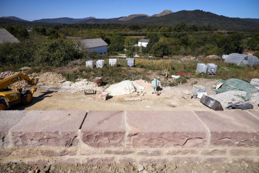 Visita a las obras de recuperación de las antiguas murallas de Burguete