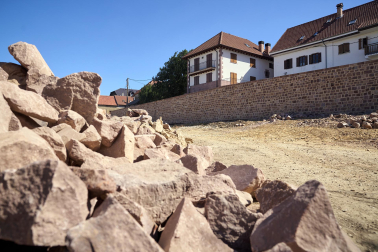 Visita a las obras de recuperación de las antiguas murallas de Burguete