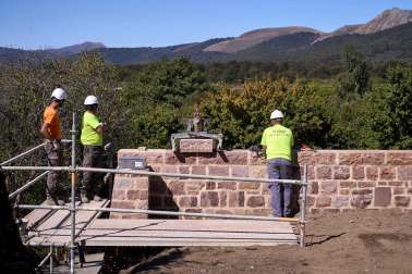 Visita a las obras de recuperación de las antiguas murallas de Burguete