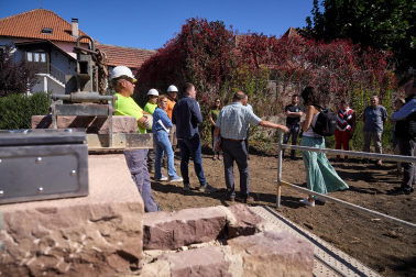 Visita a las obras de recuperación de las antiguas murallas de Burguete