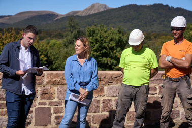 Visita a las obras de recuperación de las antiguas murallas de Burguete
