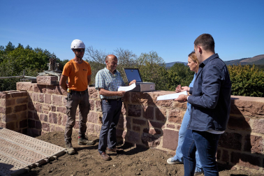 Visita a las obras de recuperación de las antiguas murallas de Burguete