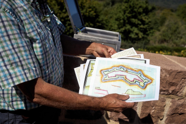 Visita a las obras de recuperación de las antiguas murallas de Burguete