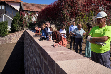 Visita a las obras de recuperación de las antiguas murallas de Burguete
