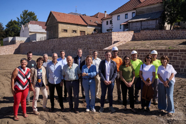 Visita a las obras de recuperación de las antiguas murallas de Burguete
