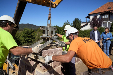 Visita a las obras de recuperación de las antiguas murallas de Burguete