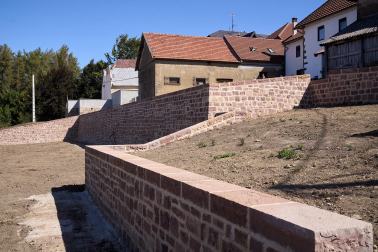 Visita a las obras de recuperación de las antiguas murallas de Burguete