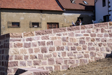 Visita a las obras de recuperación de las antiguas murallas de Burguete
