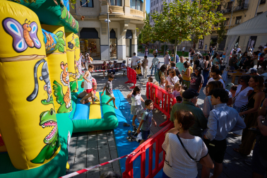 Un grupo de niños sale de uno de los juegos que ha organizado la Asociación Eunate este sábado en Carlos III.