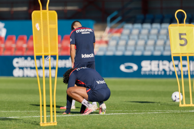 A: J.P. Urdíroz F: 25-08-2026 P: Valentin Rosier, Romain del Castillo. L: Pamplona. Instalaciones del C.A. Osasuna en Tajonar. T: Fútbol. Entrenamiento de algunos jugadores durante el parón UEFA.