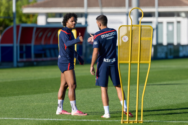 Saludo entre Valentin Rosier y Romain del Castillo