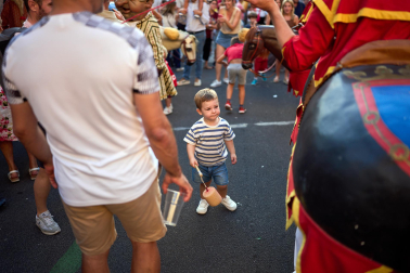 Salida de la comparsa y actuación de La Pamplonesa en San Fermín Txikito 2026, actos del sábado 26 de septiembre