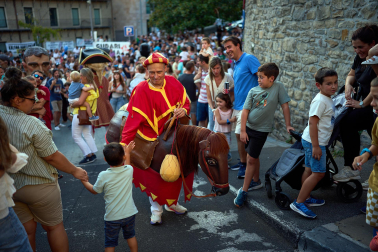 Salida de la comparsa y actuación de La Pamplonesa en San Fermín Txikito 2026, actos del sábado 26 de septiembre