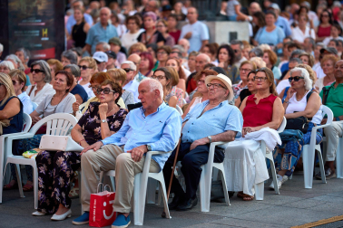 Salida de la comparsa y actuación de La Pamplonesa en San Fermín Txikito 2026, actos del sábado 26 de septiembre