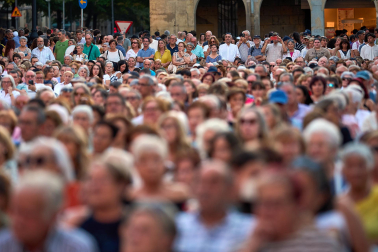 Salida de la comparsa y actuación de La Pamplonesa en San Fermín Txikito 2026, actos del sábado 26 de septiembre
