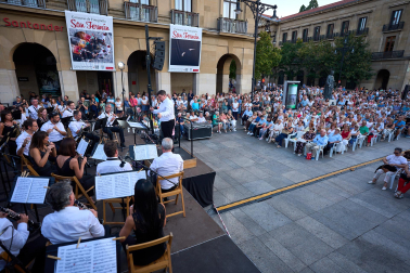 Salida de la comparsa y actuación de La Pamplonesa en San Fermín Txikito 2026, actos del sábado 26 de septiembre