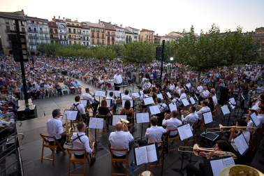 Salida de la comparsa y actuación de La Pamplonesa en San Fermín Txikito 2026, actos del sábado 26 de septiembre