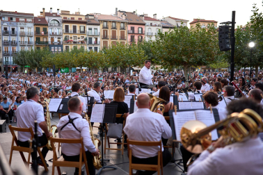 Salida de la comparsa y actuación de La Pamplonesa en San Fermín Txikito 2026, actos del sábado 26 de septiembre