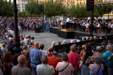 Salida de la comparsa y actuación de La Pamplonesa en San Fermín Txikito 2026, actos del sábado 26 de septiembre