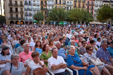 Salida de la comparsa y actuación de La Pamplonesa en San Fermín Txikito 2026, actos del sábado 26 de septiembre