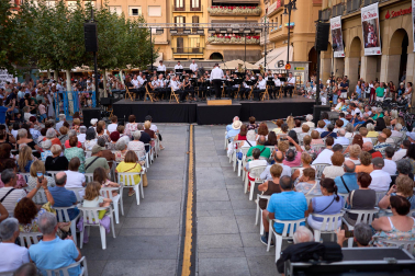 Salida de la comparsa y actuación de La Pamplonesa en San Fermín Txikito 2026, actos del sábado 26 de septiembre