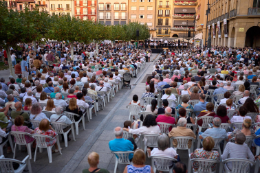 Salida de la comparsa y actuación de La Pamplonesa en San Fermín Txikito 2026, actos del sábado 26 de septiembre