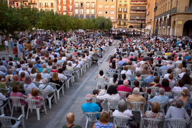 Salida de la comparsa y actuación de La Pamplonesa en San Fermín Txikito 2026, actos del sábado 26 de septiembre