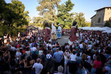 Salida de la comparsa y actuación de La Pamplonesa en San Fermín Txikito 2026, actos del sábado 26 de septiembre
