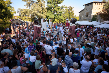 Salida de la comparsa y actuación de La Pamplonesa en San Fermín Txikito 2026, actos del sábado 26 de septiembre