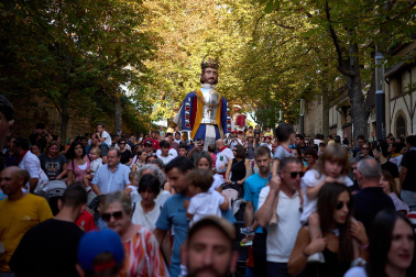 Salida de la comparsa y actuación de La Pamplonesa en San Fermín Txikito 2026, actos del sábado 26 de septiembre