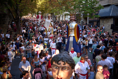 Salida de la comparsa y actuación de La Pamplonesa en San Fermín Txikito 2026, actos del sábado 26 de septiembre