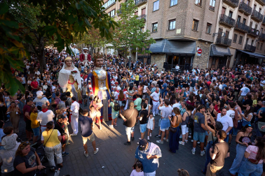 Salida de la comparsa y actuación de La Pamplonesa en San Fermín Txikito 2026, actos del sábado 26 de septiembre