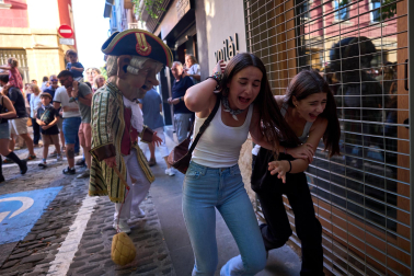 Salida de la comparsa y actuación de La Pamplonesa en San Fermín Txikito 2026, actos del sábado 26 de septiembre