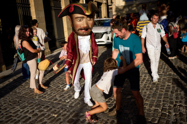 Salida de la comparsa y actuación de La Pamplonesa en San Fermín Txikito 2026, actos del sábado 26 de septiembre