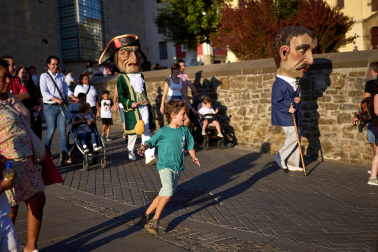 Salida de la comparsa y actuación de La Pamplonesa en San Fermín Txikito 2026, actos del sábado 26 de septiembre