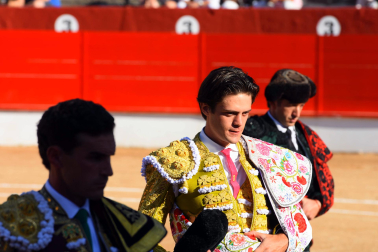Los diestros David Fandila 'El Fandi', Fernando Adrián y Cristiano Torres se enfrentaron en la plaza de Corella este sábado, 26 de septiembre, a cinco toros de Antonio Bañuelos y uno de El Pilar.