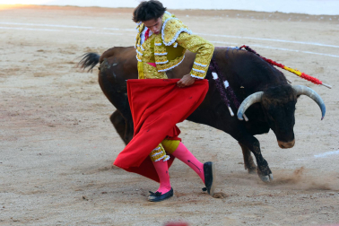 Los diestros David Fandila 'El Fandi', Fernando Adrián y Cristiano Torres se enfrentaron en la plaza de Corella este sábado, 26 de septiembre, a cinco toros de Antonio Bañuelos y uno de El Pilar.