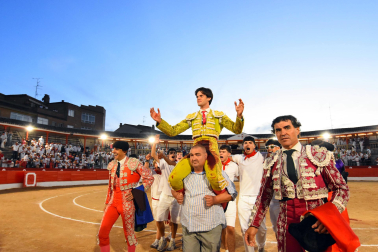 Los diestros David Fandila 'El Fandi', Fernando Adrián y Cristiano Torres se enfrentaron en la plaza de Corella este sábado, 26 de septiembre, a cinco toros de Antonio Bañuelos y uno de El Pilar.