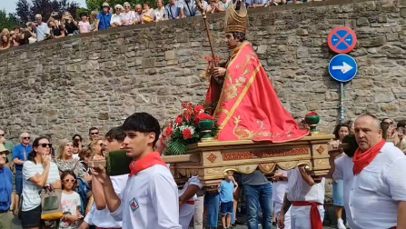 A las 12.15 horas ha salido la procesión de San Fermín de Aldapa con La Pamplonesa, Grupo de Danzas Municipal y Comparsa de Gigantes y Cabezudos desde la Basílica de San Fermín de Aldapa (Corazonistas). Ha recorrido las calles Dos de Mayo, Carmen, Aldapa, Zacatín, Mañueta, Curia, Navarrería, Carmen, Dos de Mayo para volvera a la Basílica (plaza San Fermín de Aldapa)