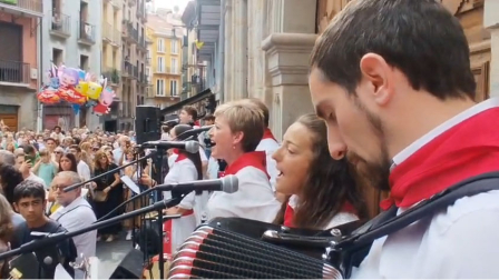 Voces del Ebro cantan una jota en la procesión de San Fermín Txikito