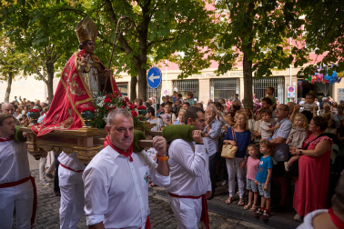 Foto de la procesión de San Fermín Txikito y la Ezpata-dantza