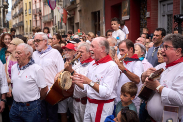 Foto de la procesión de San Fermín Txikito y la Ezpata-dantza