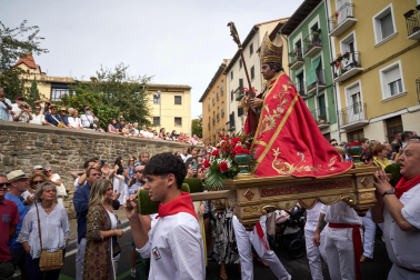 Foto de la procesión de San Fermín Txikito y la Ezpata-dantza