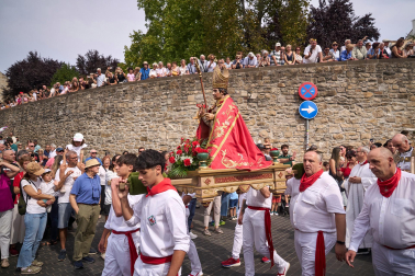Foto de la procesión de San Fermín Txikito y la Ezpata-dantza