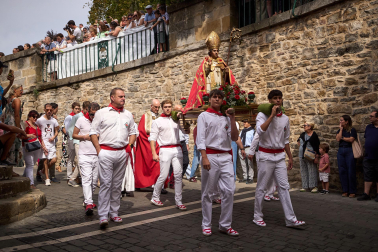 Foto de la procesión de San Fermín Txikito y la Ezpata-dantza