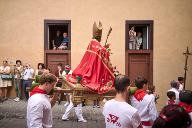 Foto de la procesión de San Fermín Txikito y la Ezpata-dantza