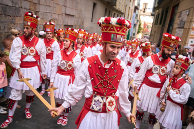 Foto de la procesión de San Fermín Txikito y la Ezpata-dantza
